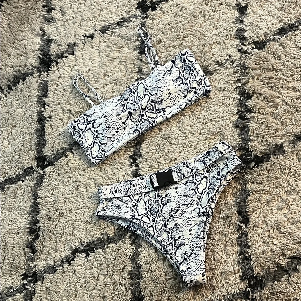 2X 🥂H P🥂 NWOT Zaful Snake Print Bikini Set - White & Blue - Picture 2 of 12